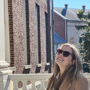 Meet your Posher, Mia